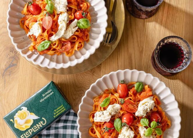 Tomaattipasta mozzarellajuustolla
