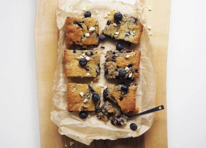 Valkosuklaa-mustikkapiirakka