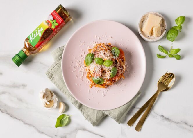 Tomaattinen parmesaani-spagetti