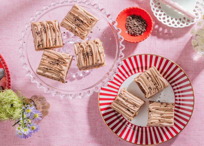 Banaanikakku suklaavaahtokuorrutteella