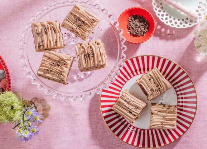 Banaanikakku suklaavaahtokuorrutteella