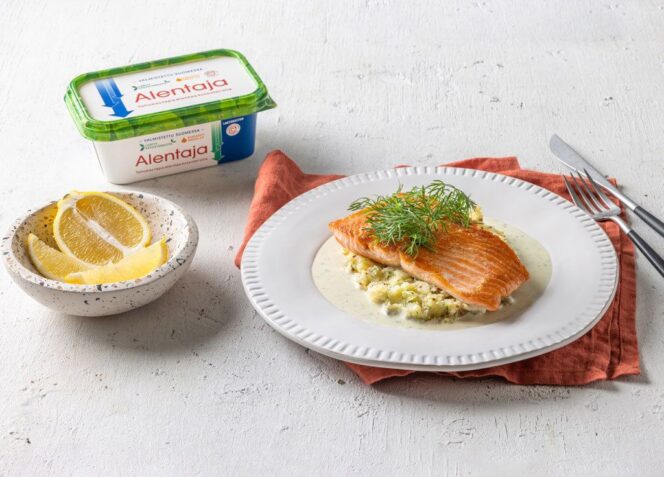 Paistettua kirjolohta, sinapilla maustettua murskattua perunaa ja piimäkastiketta