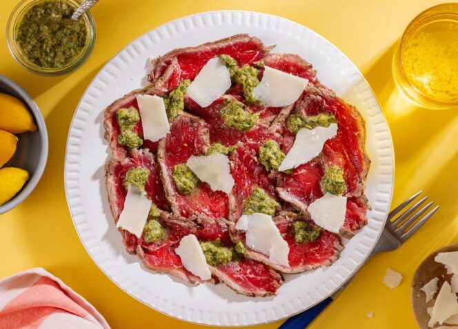 Grillattu nautacarpaccio ja salsa verde