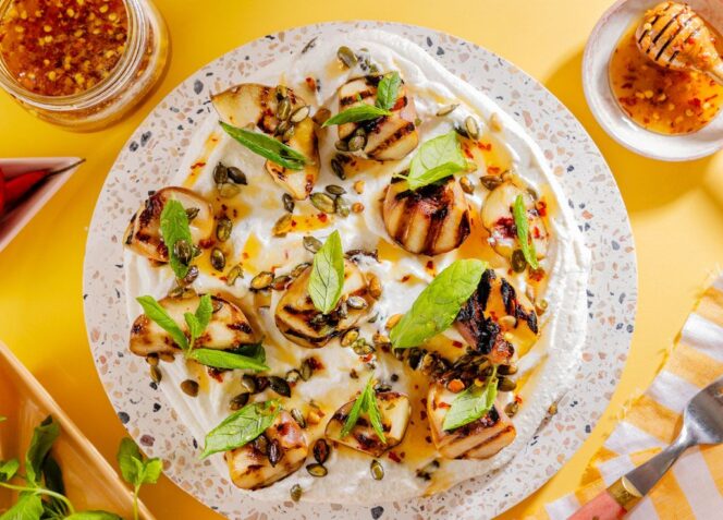 Grillattuja persikoita ja vaahdotettua ricottaa