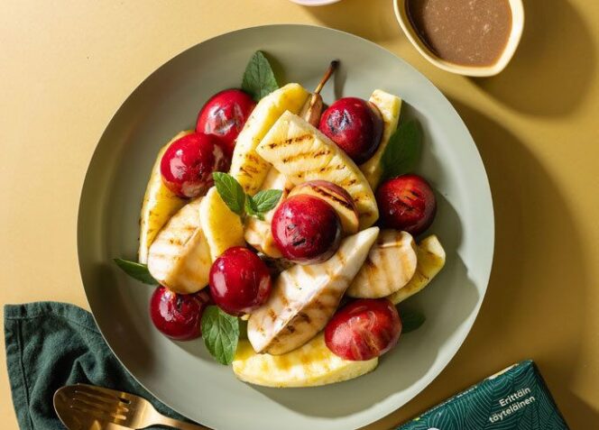 Kesäinen hedelmäsalaatti ja suolainen kinuskikastike