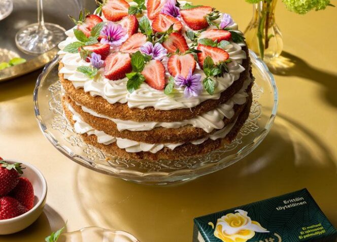 Minttuinen mansikkakakku tuorejuustokreemillä