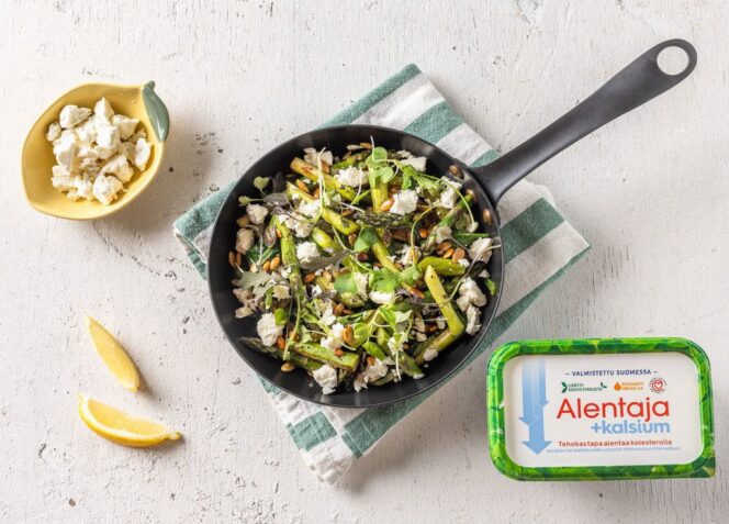 Parsapinaattipaistosta ja fetajuustoa