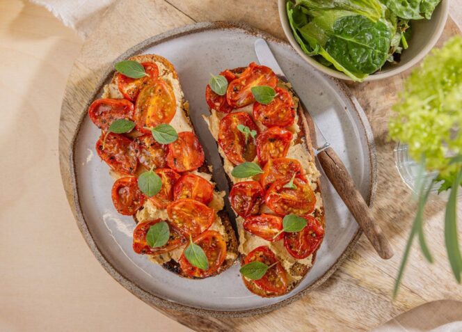 Kikherne-kirsikkatomaattitoast