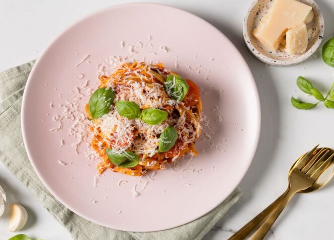 Tomaattinen parmesaani-spagetti