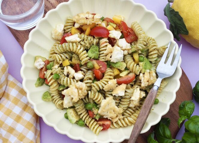 Pestopastasalaatti tofulla