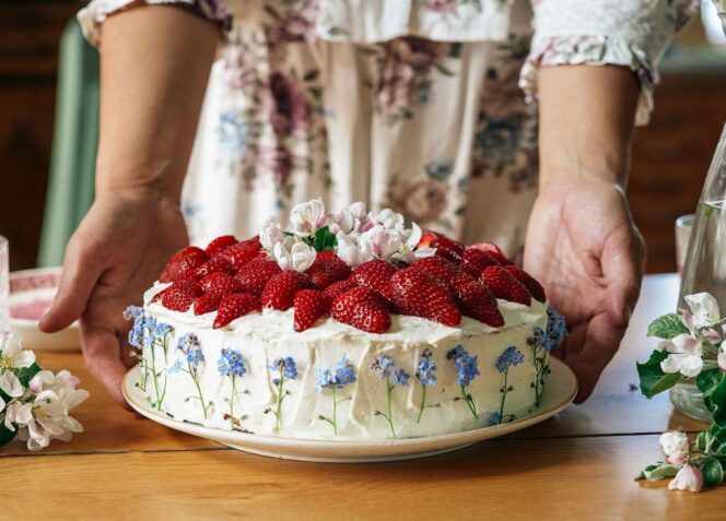 Sitruunainen mansikkarahkakakku