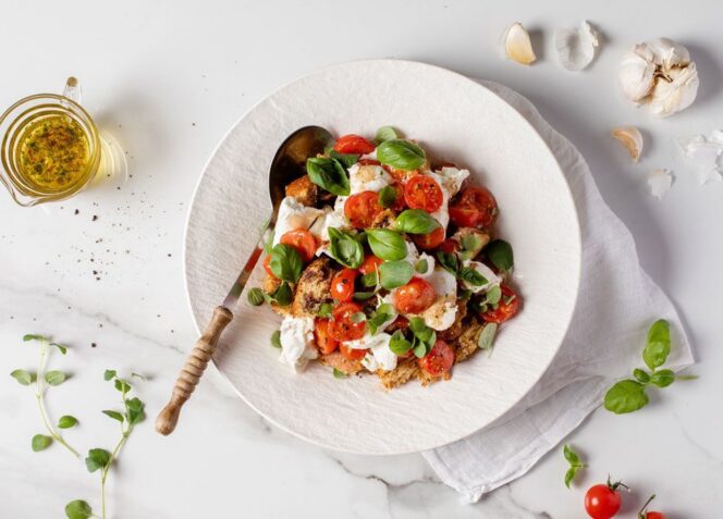 Toscanalainen leipäsalaatti